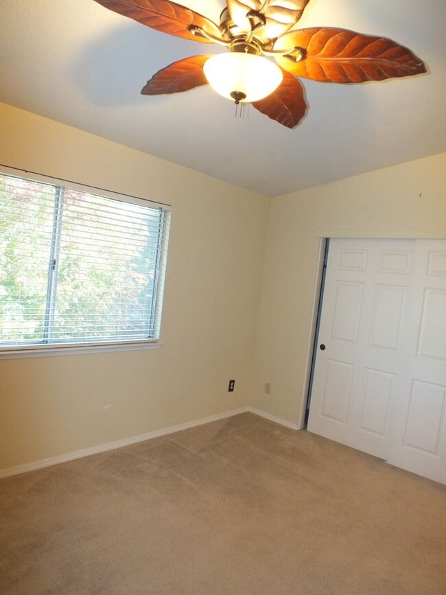Building Photo - 2/1.5 Diamond Springs condo