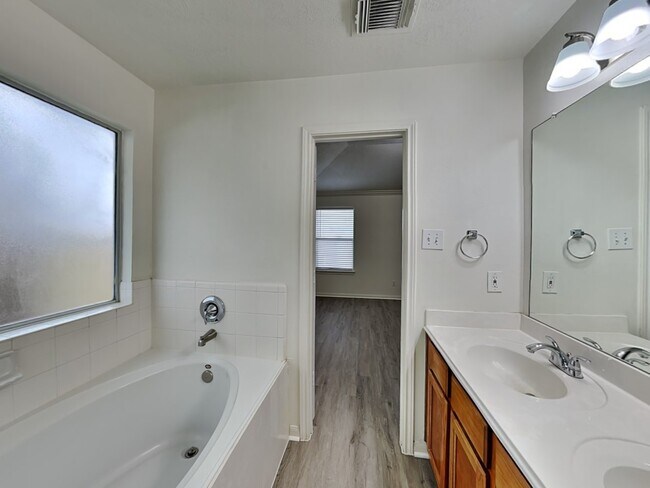 Building Photo - 931 Redcrest Springs Ct