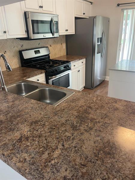 Building Photo - 8021 Sanibel Dr