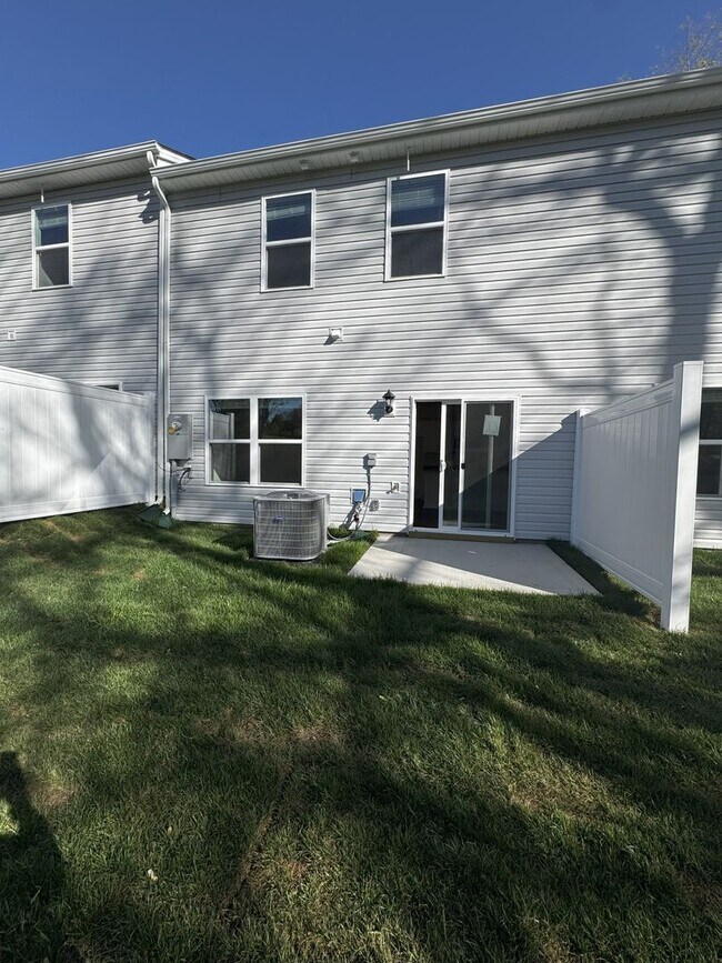 Building Photo - 2 Bedroom 1.5 Bath Townhome located in Jon...
