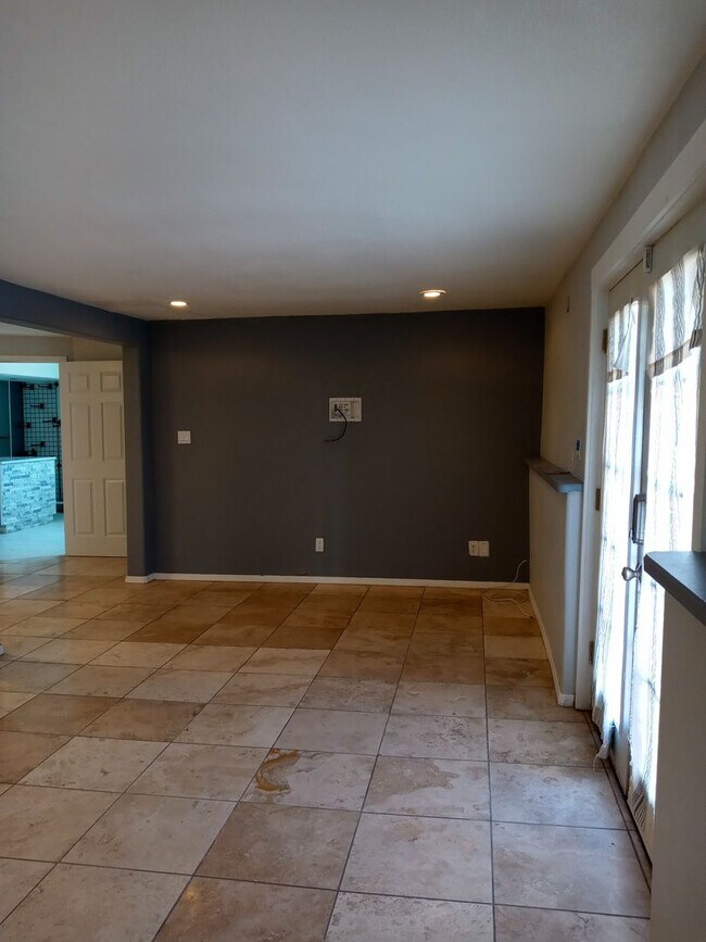 Building Photo - FIVE BEDROOMS!