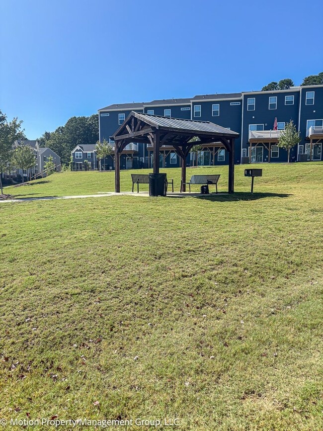 Building Photo - Move-in ready Townhome!