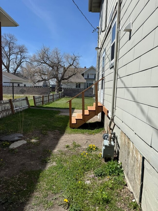 Building Photo - 818 3rd Ave N