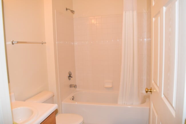 Building Photo - 3889 Thorngate Dr