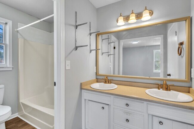 Building Photo - 204 Hattie Rd