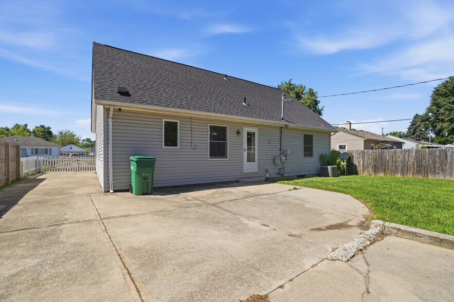 Building Photo - 245 Fitchland Dr