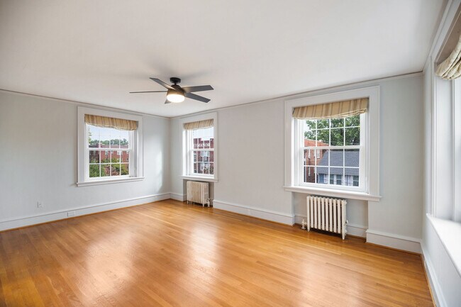 Building Photo - 821 Brandon Ave