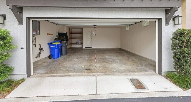 Building Photo - 4 Bedroom TownHome in the Skyline Community