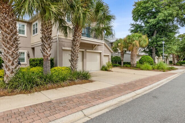 Building Photo - 95217 Summerwoods Cir