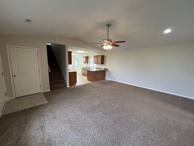 Building Photo - Beautiful, spacious, 4 bedroom, 3 bath tow...
