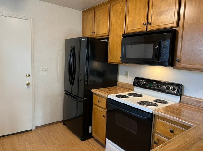 Building Photo - Single story condo located in Cedarbrook's Gated Community!