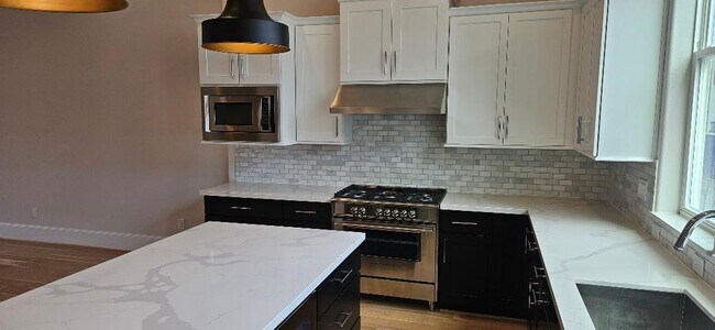 Building Photo - 712 Cage St