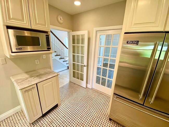 Building Photo - Stunning 4 Bed/3.5 Bath Historic Home - Be...