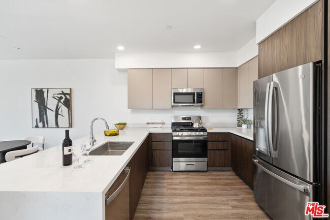 Building Photo - 6144 Whitsett Ave