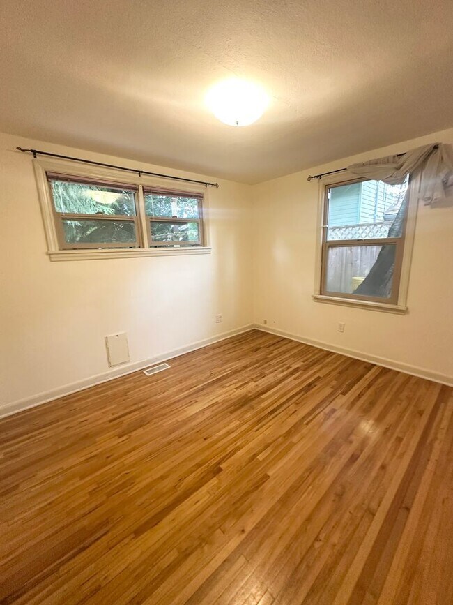 Building Photo - Charming 2-Bedroom, 1-Bathroom House in North Seattle.