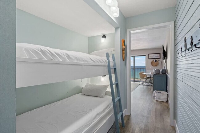 Building Photo - 8743 Thomas Dr