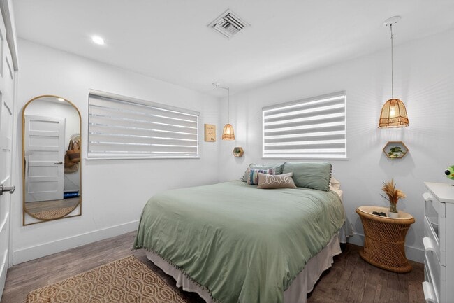 Building Photo - 976 SW 11th St