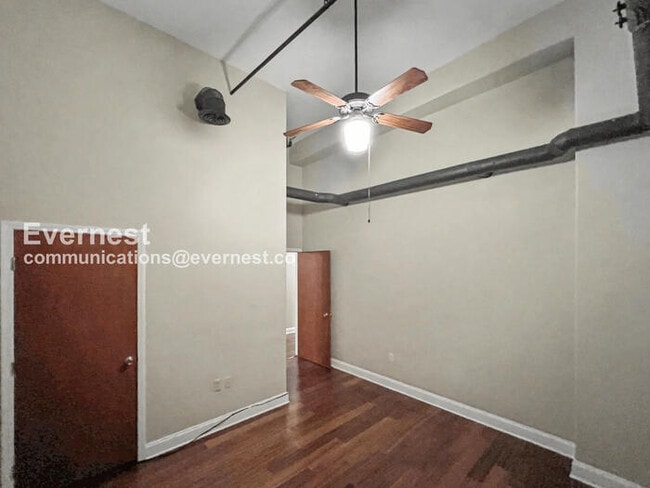 Building Photo - 2 Bed/2 Bath Condo with Modern Amenities / Pet-Friendly / Available Now!
