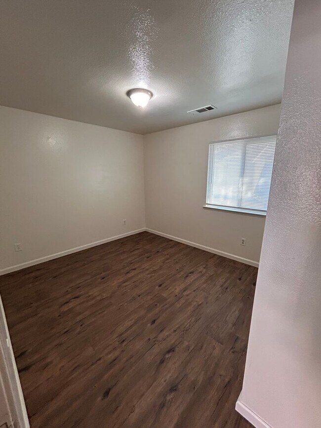 Building Photo - 3444