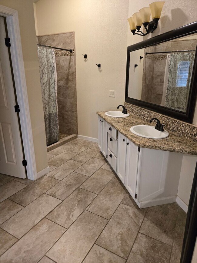 Building Photo - Pet Friendly solar home!