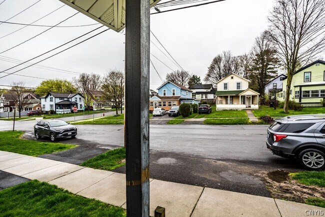 Building Photo - 425 Schuyler St