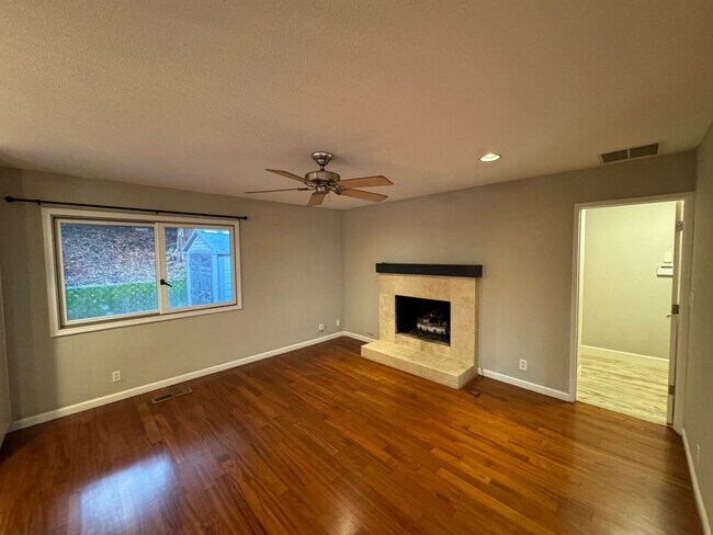 Building Photo - Gorgeous Single Level Home with Pool in Al...