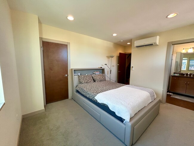 Building Photo - Capitol Hill/Cherry Hill Townhouse