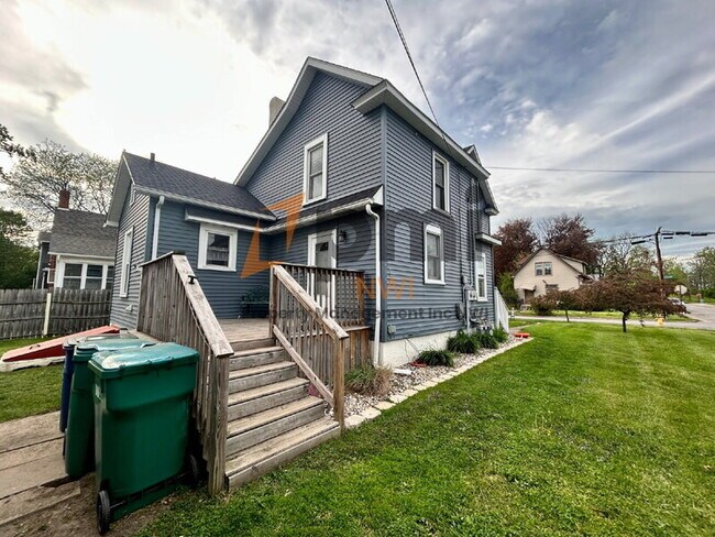 Building Photo - 1302 2nd St
