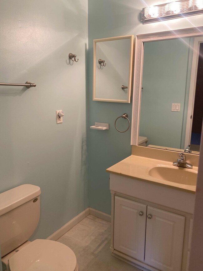 Full Bathroom - 1647 Wingate Blvd