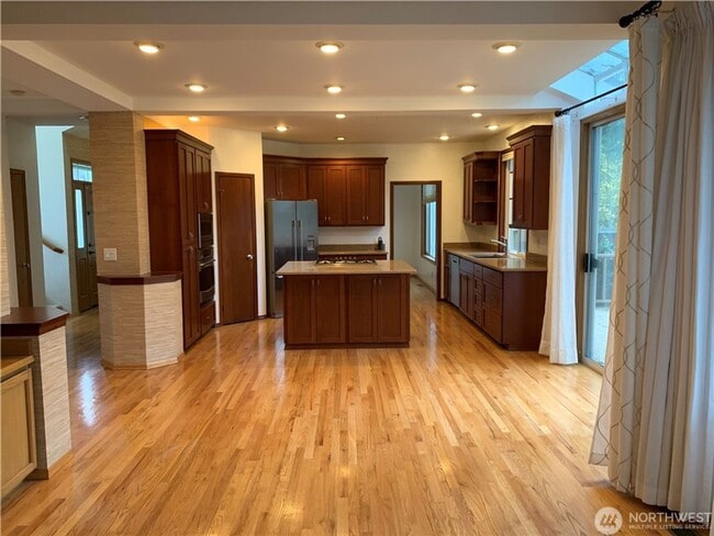 Building Photo - 4Bd/2.5Ba Sammamish Home