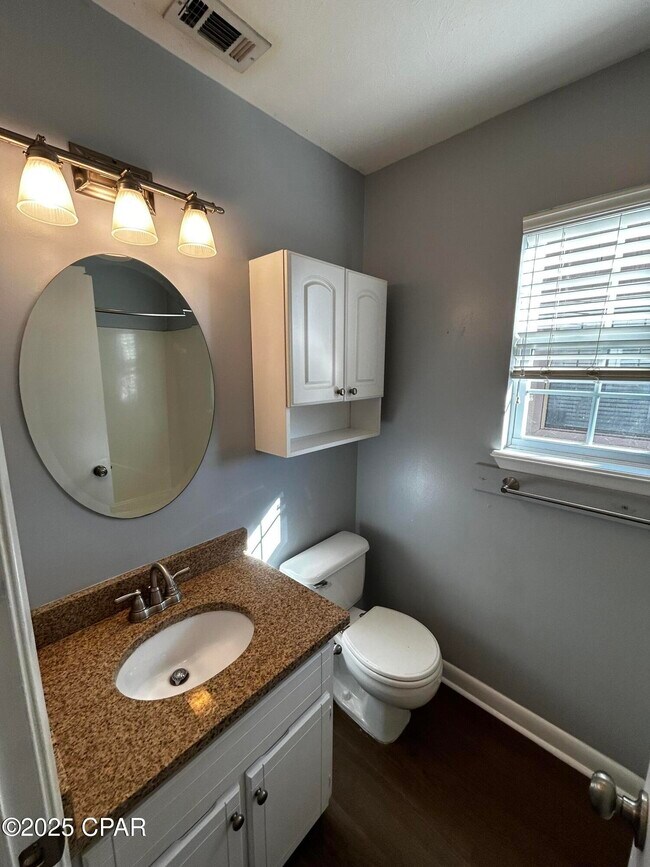 Building Photo - 1005 11th Ct