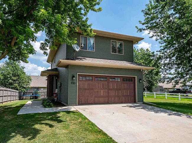 Building Photo - 930 Stinocher St