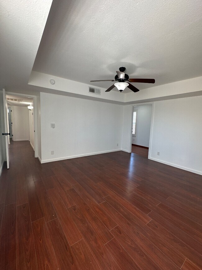 Building Photo - 7461 Plaza Redonda Dr