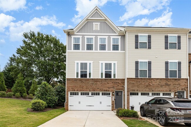 Building Photo - 2523 Grantham Place Dr