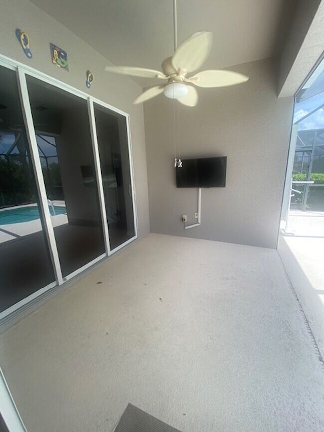 Building Photo - 3 bedroom 2 bath pool home in Colonial Cou...