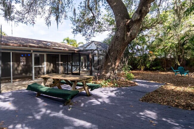 Building Photo - 3525 Riviera Dr