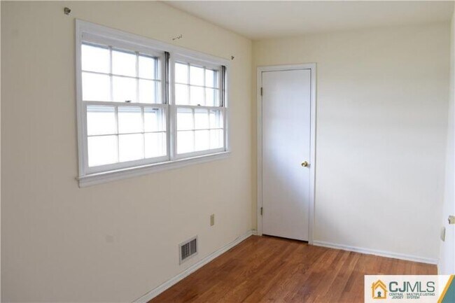Building Photo - 123 Metlars Ln