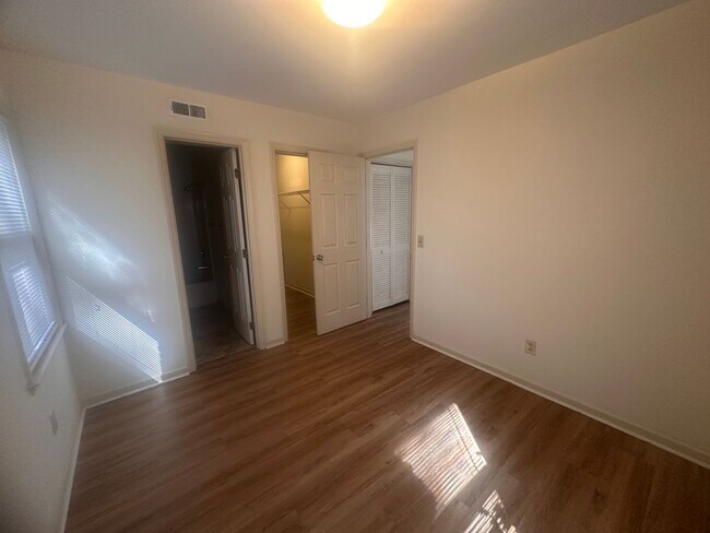 Building Photo - 928 Bonham Ave