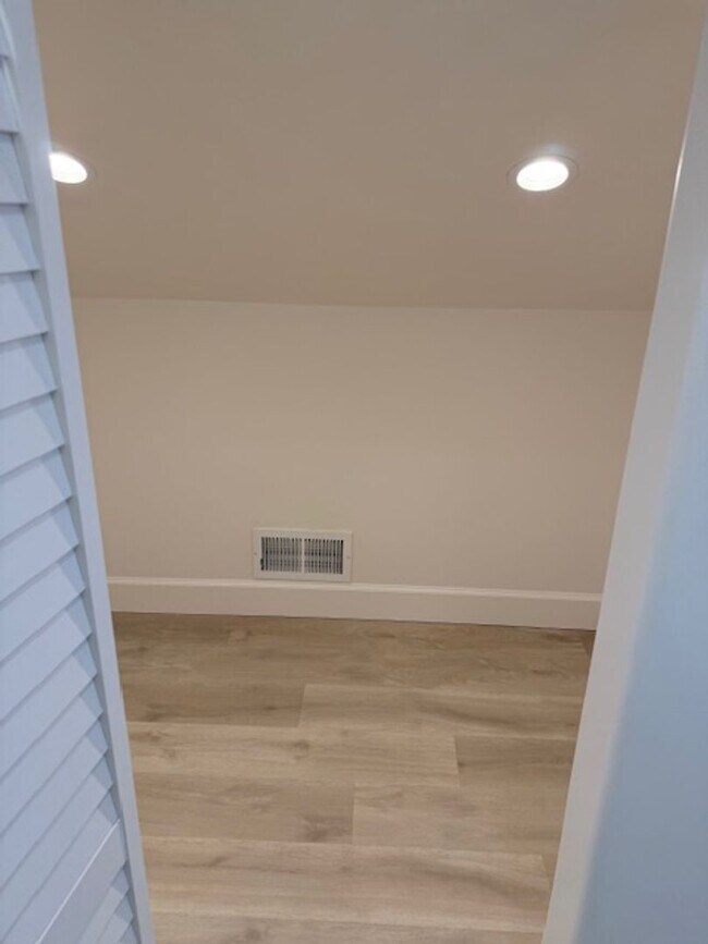 Building Photo - Great 2 bedroom, 1 bathroom house with office/bonus room and Ocean Views near DLI and downtown Mo...