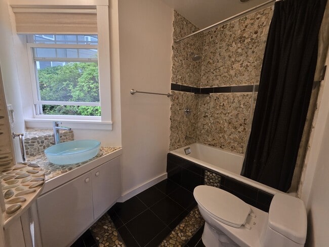 Building Photo - 175 Vasquez Ave