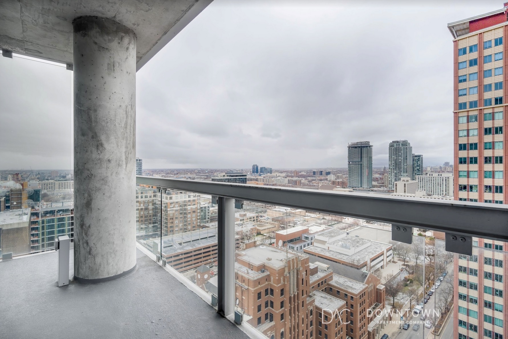Building Photo - 859 N La Salle Dr