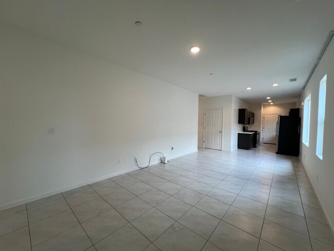 Building Photo - 3-bedroom, 2-bath home in Lemoore