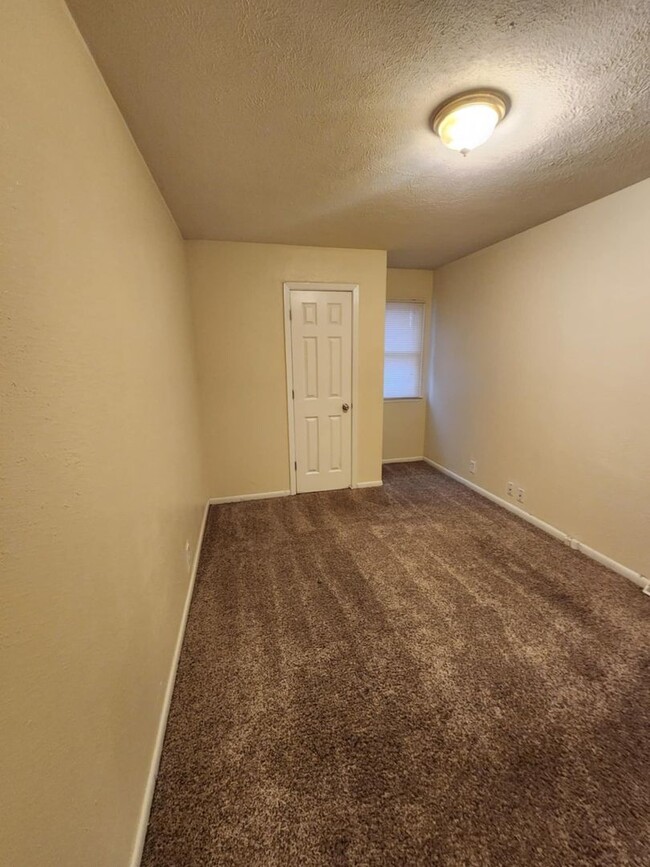 Building Photo - Spacious Three Bedroom