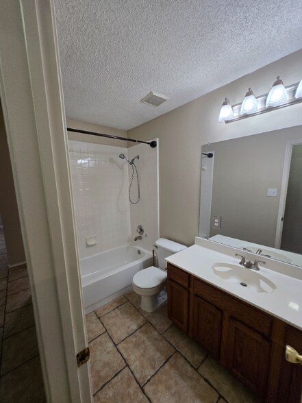 Building Photo - 2820 Golden Meadow Ave