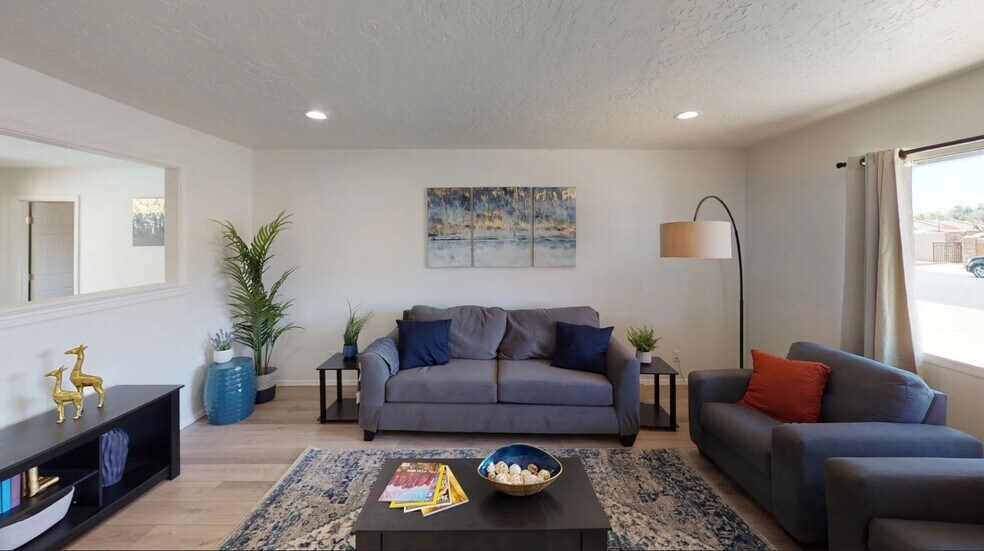 Building Photo - 328 E Dunbar Dr