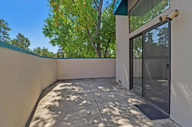 Building Photo - 2BR/2.5BA Home in Cupertino with High Ceil...