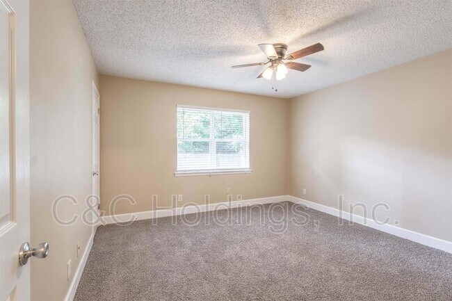 Building Photo - 644 Earthside Dr