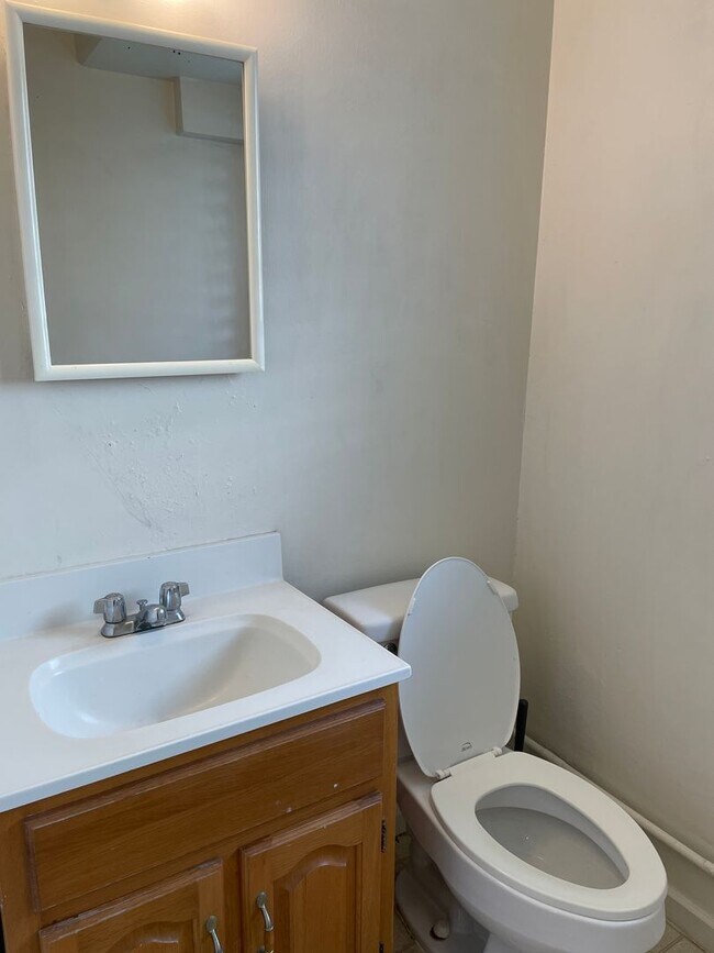 Building Photo - Makiki - Thurston Ave - 1 Bdrm/1 Bath - $1...