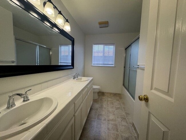 Building Photo - Newly Remodeled and Spacious 4 Bedroom Tow...