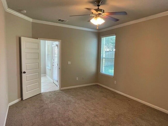 Building Photo - Fabulous 4-bedroom duplex in the heart of Lakeway!